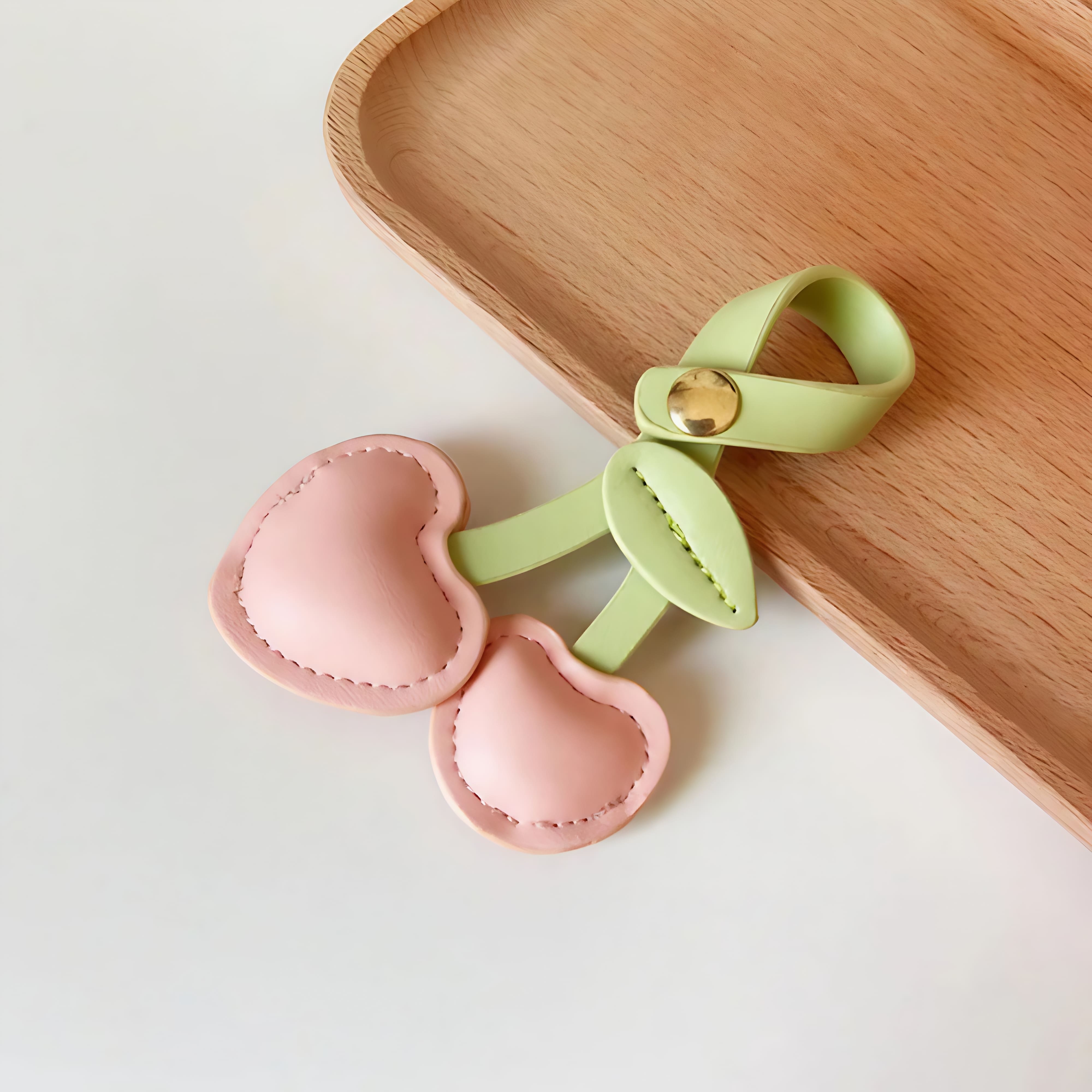 Charm Cereza en Cuero