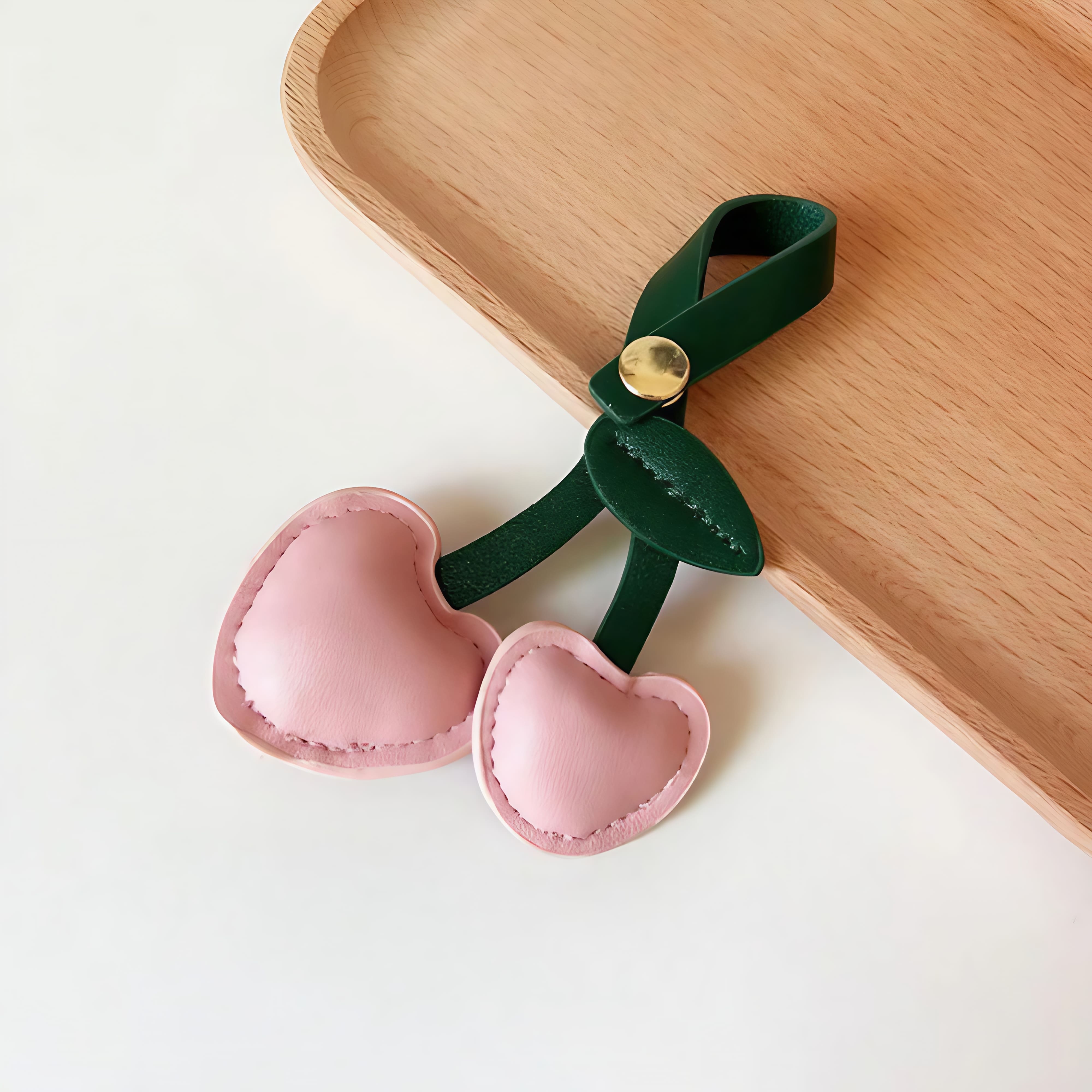 Charm Cereza en Cuero